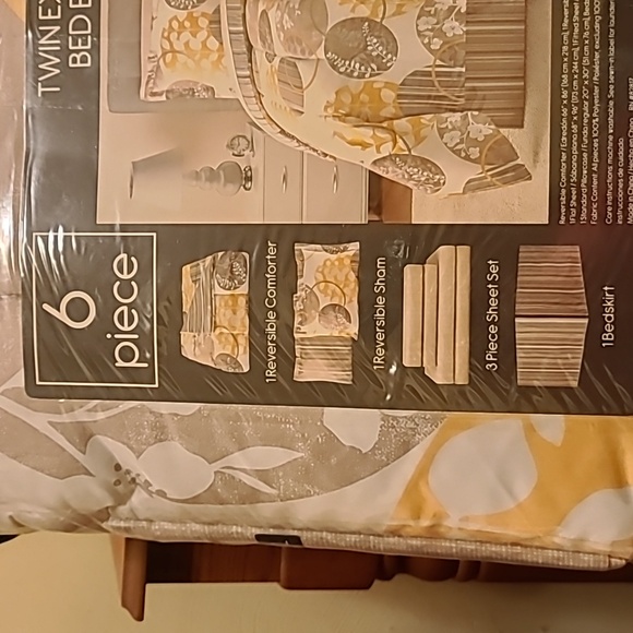 Twin Extra Long Bed Ensemble - Yellow and Gray - Picture 3 of 5